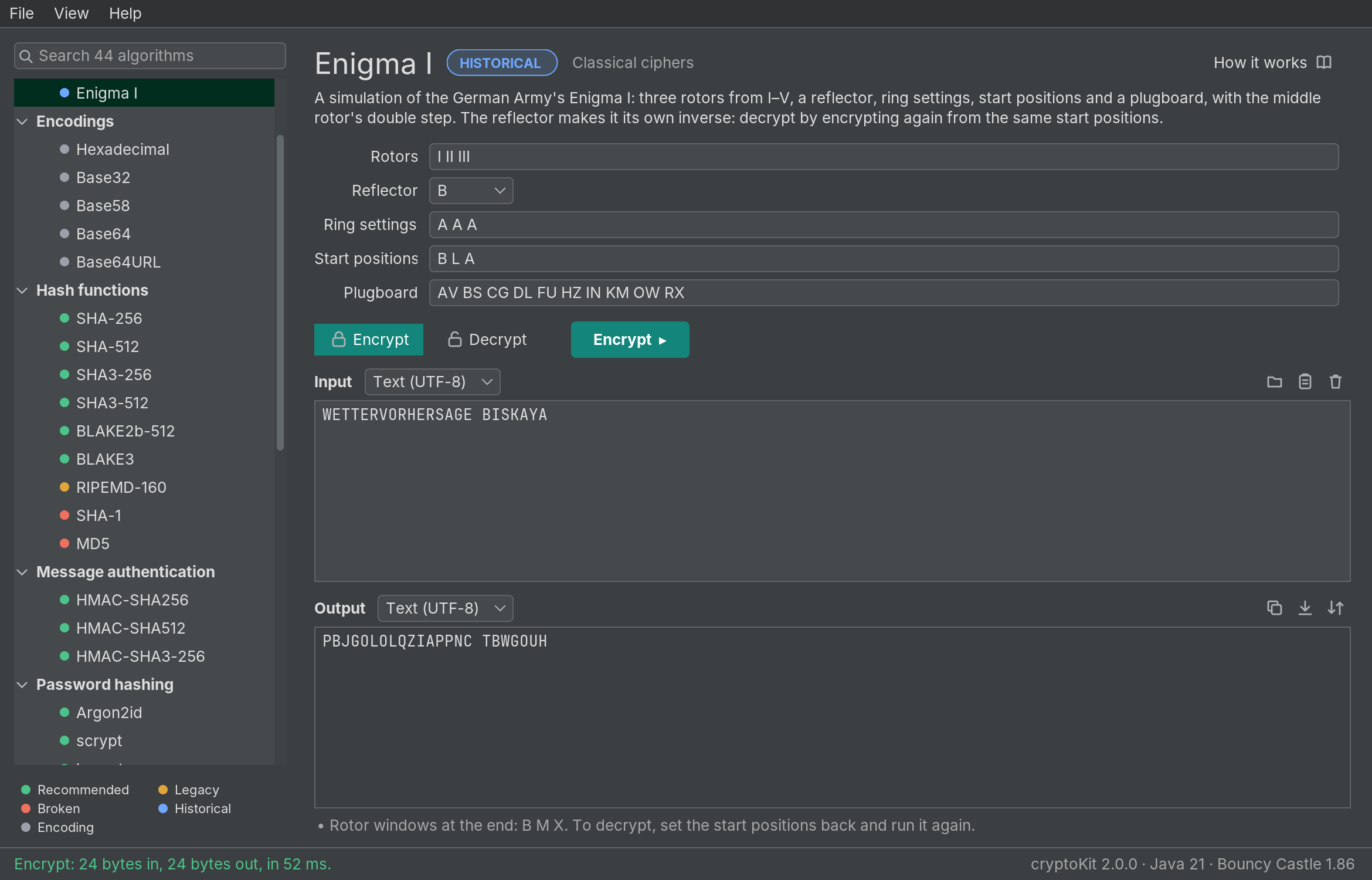 cryptoKit con el tema oscuro y el simulador de Enigma I: rotores, anillos, posiciones iniciales y clavijero.